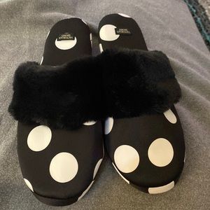 NWT - VICTORIA'S SECRET BLACK/WHITE FUZZY COZY SLIPPERS SIZE M (7-8)